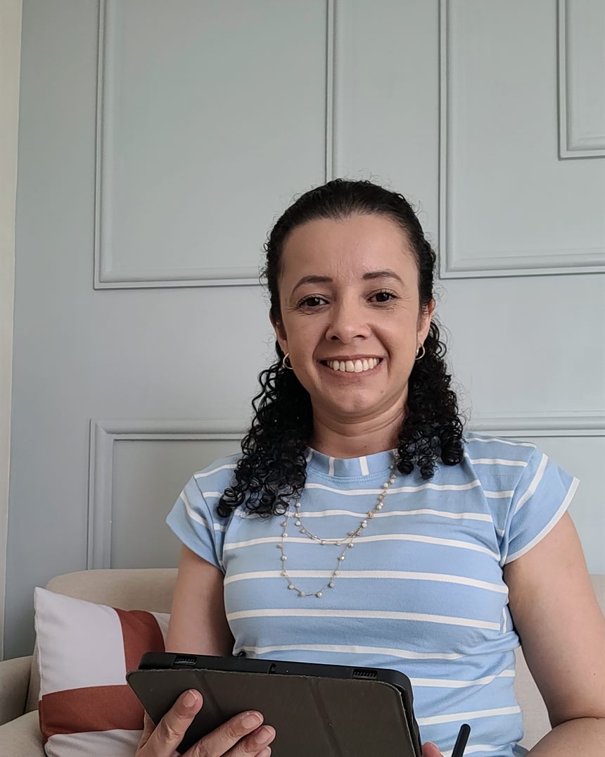 Liliam Oliveira durante atendimento em seu consultório